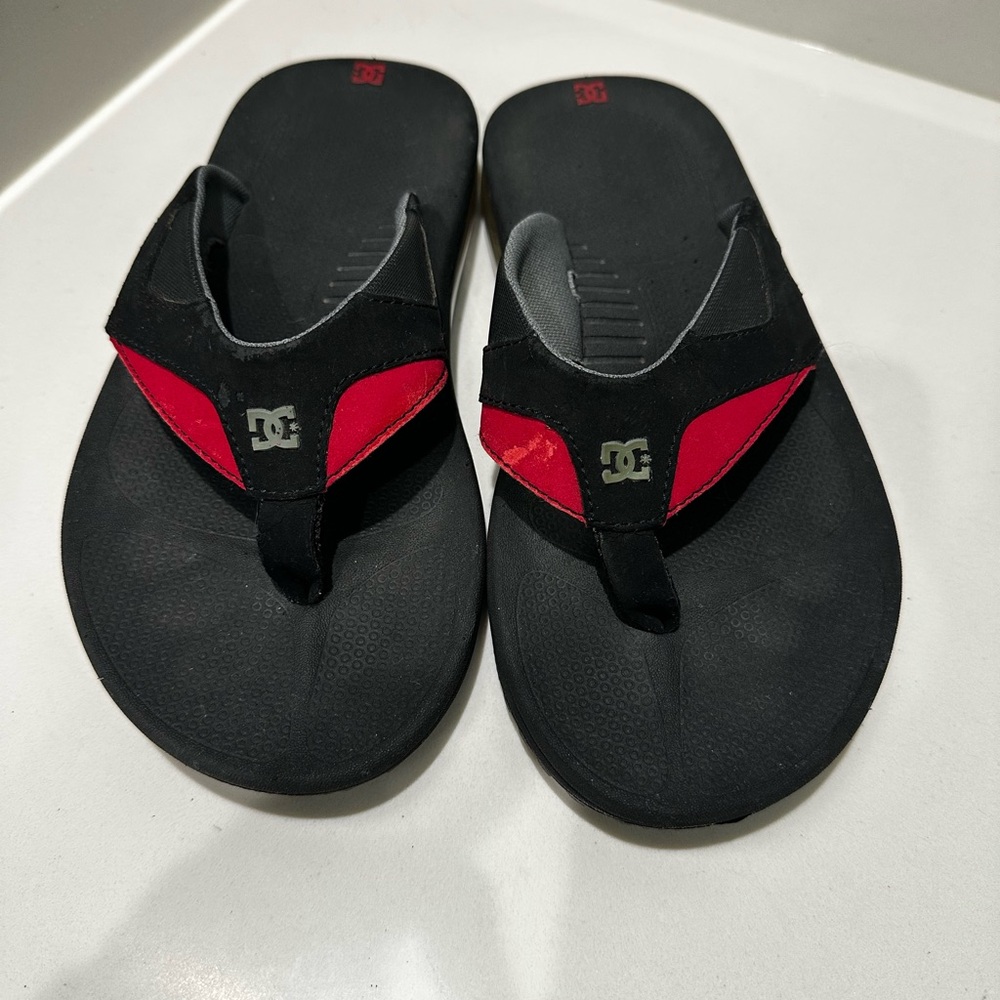 Men’s DC Shoes flip-flops in the Black/Black/Red Y2K Read